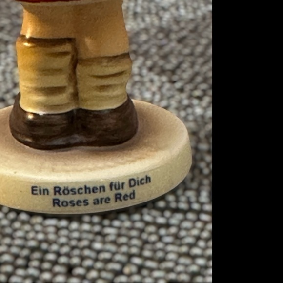 Goebel Hummel Figurine – “Ein Röschen für Dich Roses Are Red” – First Issue 1998 - Picture 4 of 8